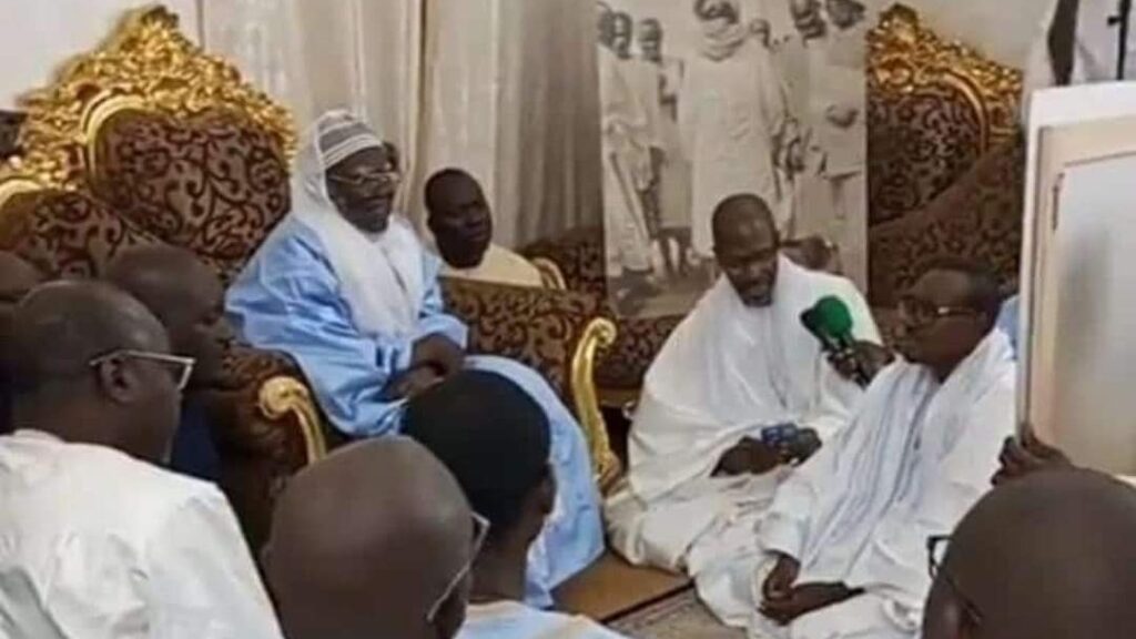 Remise Des Photos De Serigne Touba Au Khalife General Des Mourides