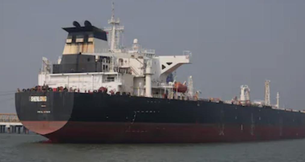 Strait of Hormuz re-closes as U.S.–Iran tensions escalate and tankers turn back